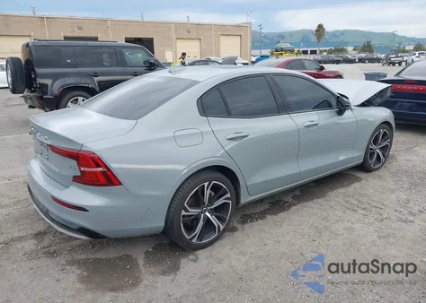 2024 Volvo S60 B5 Plus Dark Theme z USA, uszkodzony, nr VIN 7JRL12FL9RG281048